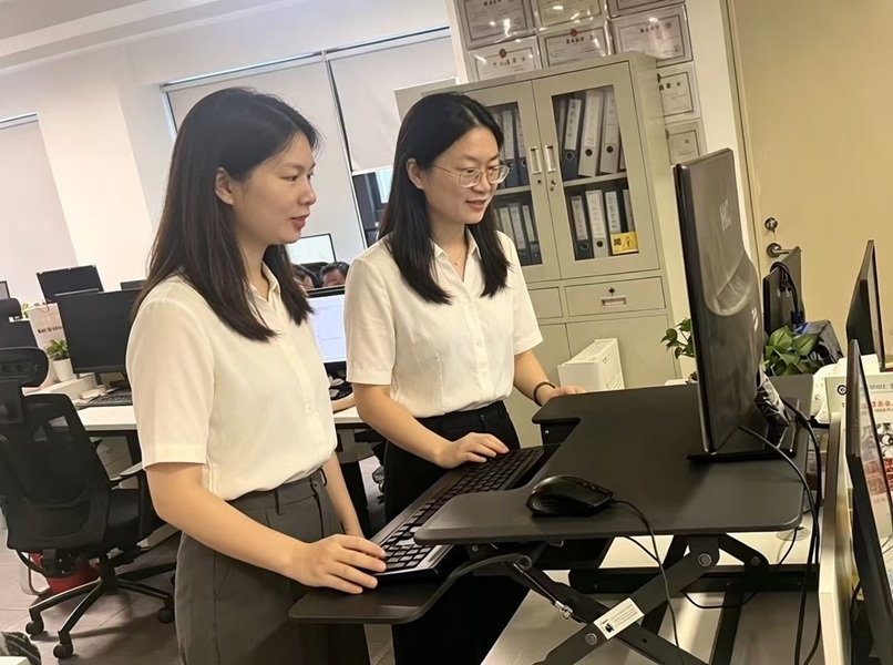 坐站切换自由buff加持!Kcourorouge红冕产品体验日走进深圳诺达科技(图3) 员工试用1.jpg