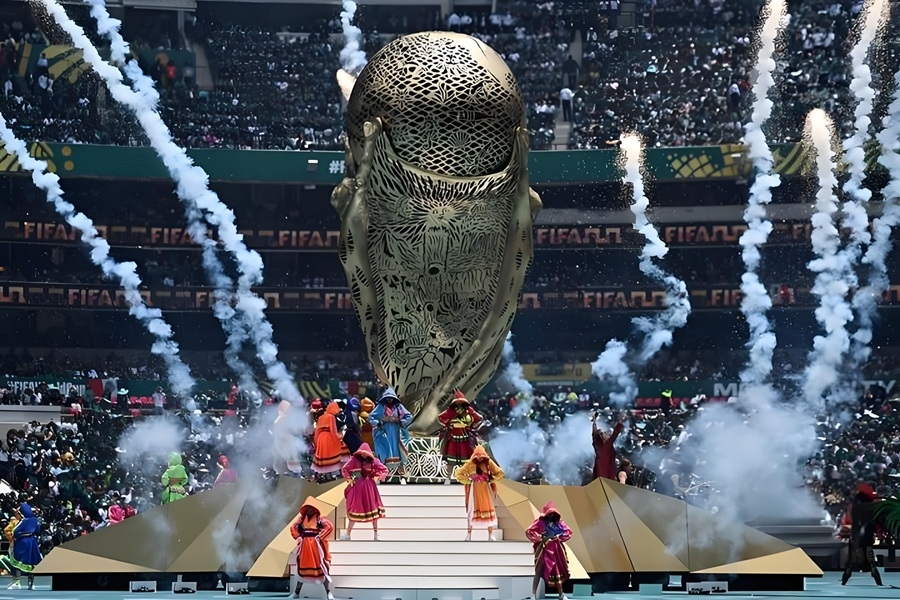 红冕MD系列升降桌:小户型球迷的世界杯“最佳观赛位”新选择(图1) 看世界杯开幕1.jpg