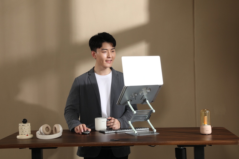 拼接式与一体式移动升降桌对比:扩展性、稳定性与场景(图2) 笔记本支架-坐姿